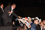 Autogramme von Arnold Schwarzenegger am Ende seiner Rede (©Foto: Martin Schmitz)